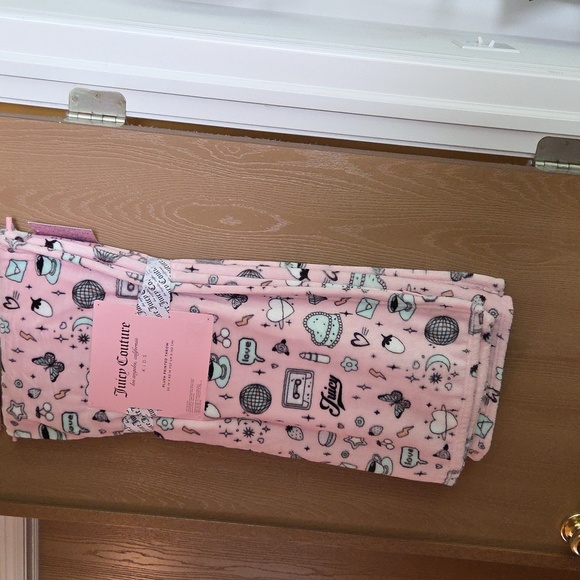 Juicy Couture NWT Pink Graphic 50 X 60in. Throw - Picture 1 of 4
